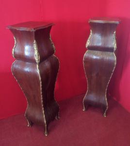 Par de colunas com bronzes